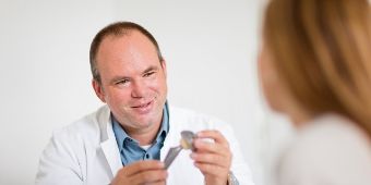 Prof. Dr. Perlick im Gespräch mit einer Patientin Chefarzt der Othropädie und Unfallchirurgie
