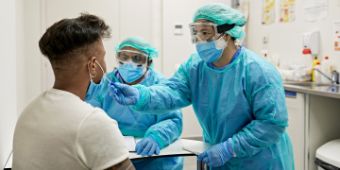 Arzt bei Asklepios: Arzt beim Patienten Bild: Arzt bei Asklepios: Arzt beim Patienten