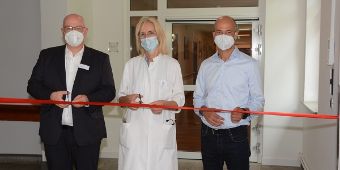Eroeffnung Tagesklinik am Asklepios Westklinikum: Rotes Band wird durchtrennt