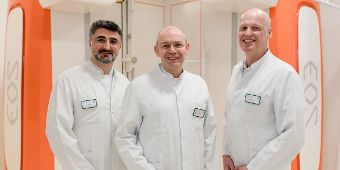 Bild: Ärzteteam steht vor dem neuen EOSedge™ Röntgensystem der Asklepios Klinik St. Georg