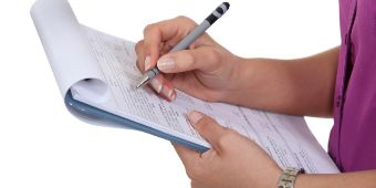 Dokumentation im Arbeitsschutz Bild: Eine Fachkraft für Arbeitssicherheit dokumentiert die Ergebnisse einer Arbeitsschutzbegehung.