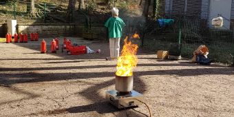 Praktische Löschübung Bild: Praktischer Umgang mit dem Feuerlöscher.