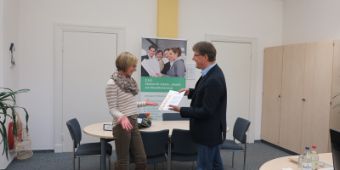 Erfolgreiche Zertifizierung Bild: Übergabe Zertifikat Qualitätsmanagement.