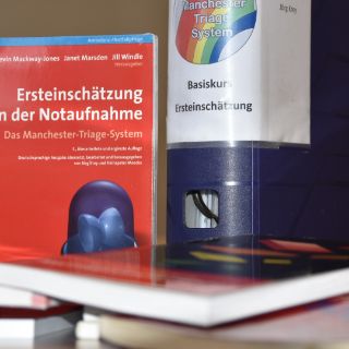 Das deutsche MTS-Buch neben einem Ordner für MTS-Instruktoren