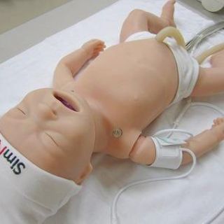 Neugeborenensimulationspuppe