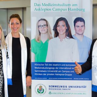Absolventen des 5. Jahrgangs und Plakatmodelle des ACH