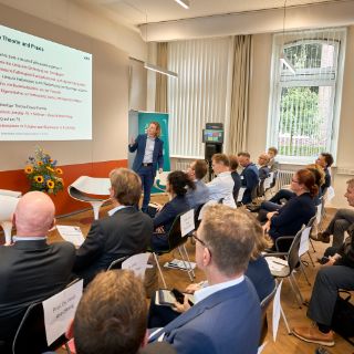 ACH-Student Johannes Moll bei seinem Vortrag beim Roche AMS Symposium