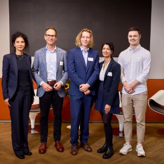 Sara Sheikhzadeh und Daniel Steiners mit Studierenden beim Roche AMS Symposium