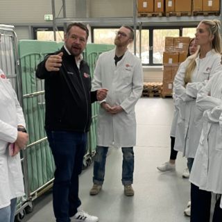 Bild: Gruppenfoto vor Wäschewagen