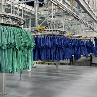 Bild: Sortierte Berufswäsche am Standort Sitex Kaltenkirchen