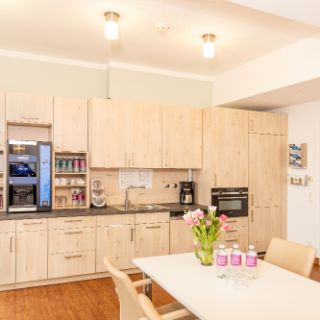 Das Bild zeigt die Lounge mit Einbauküche