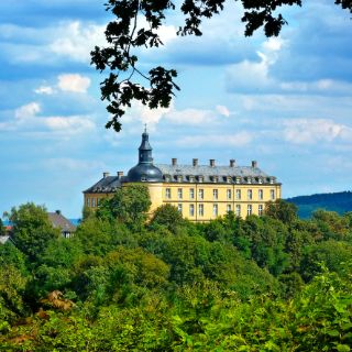 Blcik auf Schloss Friedrichstein im Sommer