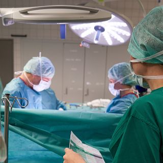 Team aus Chirurg und OTAs während der OP