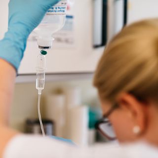Unsere Auszubildende bereitet eine Infusion vor