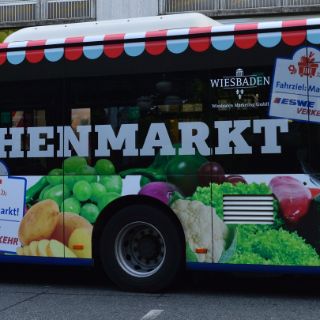 Bus mit Werbung für den Wochenmarkt