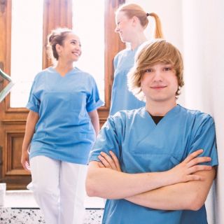 Drei Schüler für Gesundheitsberufe im Bildungszentrum