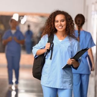 Pflegekraft mit Rucksack