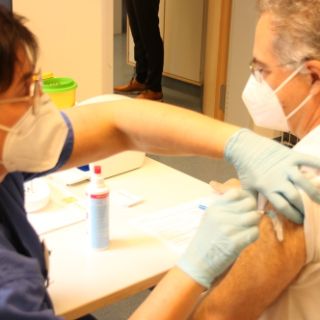 Ärztlicher Direktor Dr. Wolfgang Gesierich bei der Schutzimpfung