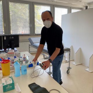 Aus Konferenzraum wird Untersuchungszimmer. Pflegedienstleiter René Marx bei der Vorbereitung für körperliche Untersuchung der Gefllüchteten