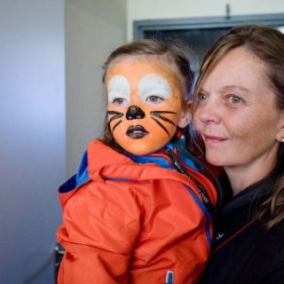 Mutter mit geschminkter Tochter