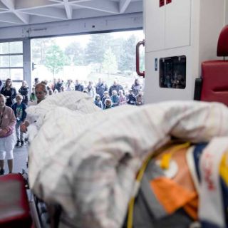Kinder vorm Rettungswagen