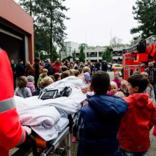 Arzt und Kinder mit der Trage