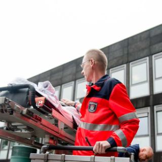 Notarzt mit Trage