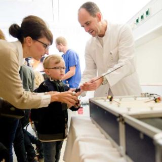 Arzt erklärt das Instrument