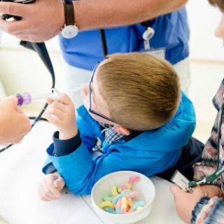 Kinder begutachten die Geräte