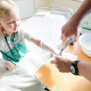 Kind mit Gips