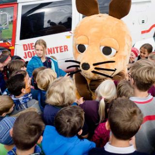 Kinder und die Maus vorm Hubschrauber