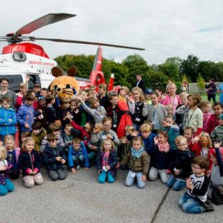 Gruppenfoto vorm Rettungshubschrauber