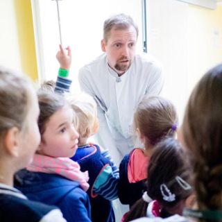 Kinder und Arzt