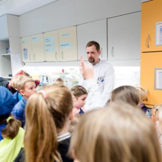 Arzt stellt fragen an Kinder