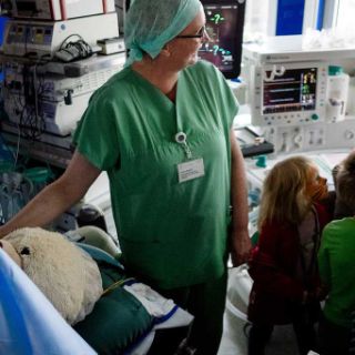 Arzt und Kinder im OP