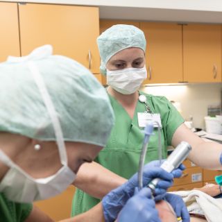Azubi bei Vorbereitung OP: Anästhesie Pflege in der Asklepios Klinik Altona