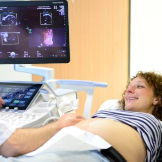 FOTO: Patientin mit Partner beim Ultraschall