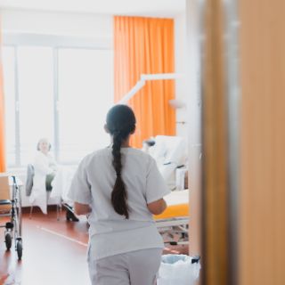 Pflegerin im Zimmer
