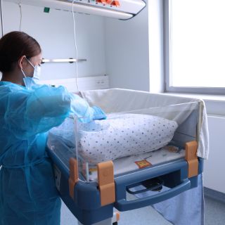 Foto: Pflegekraft am Babytherm