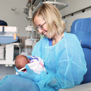 Foto: Pflegekraft mit Baby