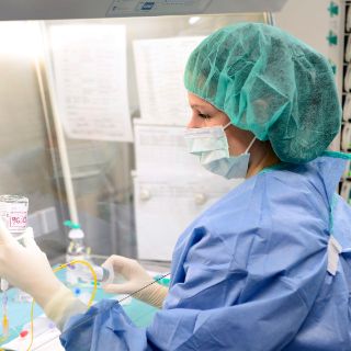 Bild: Medikamente / Infusion unter dem Laminar Airflow aufziehen