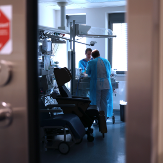 Foto: Blick in ein Patientenzimmer durch leicht geöffnete Tür