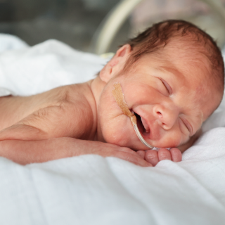 Foto: Lächelndes Frühchen-Baby