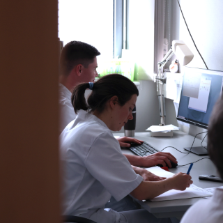 Foto: Mitarbeitende am PC Arbeitsplatz