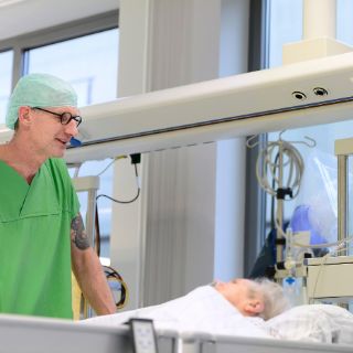 Pflege und Patient im Aufwachraum