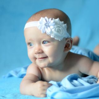 Baby mit blauer Decke