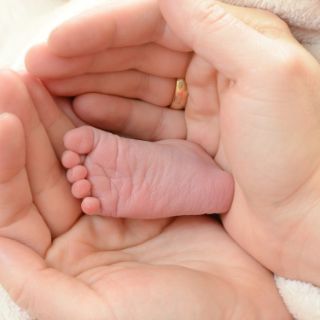 Babyfuss und Elternhände72