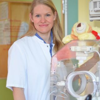 Dr. Mittag am Inkubator