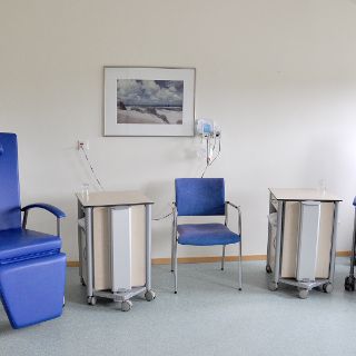 Das Motiv zeigt Behandlungszimmer 1 der Onkologischen Ambulanz mit zwei blauen Sesseln.