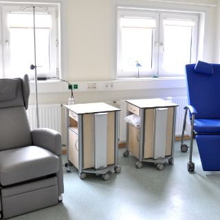 Das Motiv zeigt Behandlungszimmer 2 der onkologischen Ambulanz mit zwei Sesseln vor dem Fenster.